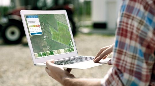 Un agriculteur utilise le logiciel atfarm sur son ordinateur