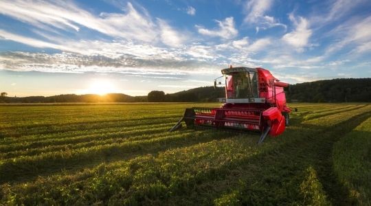 Une moissonneuse dans un champ
