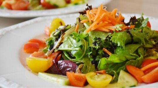 Salade de crudités assaisonnée d'huile de colza