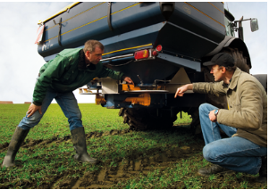 Deux hommes près d'un tracteur