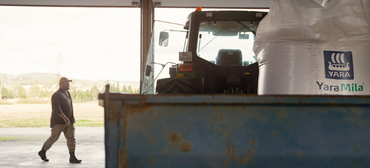 Un agriculteur dans sa ferme