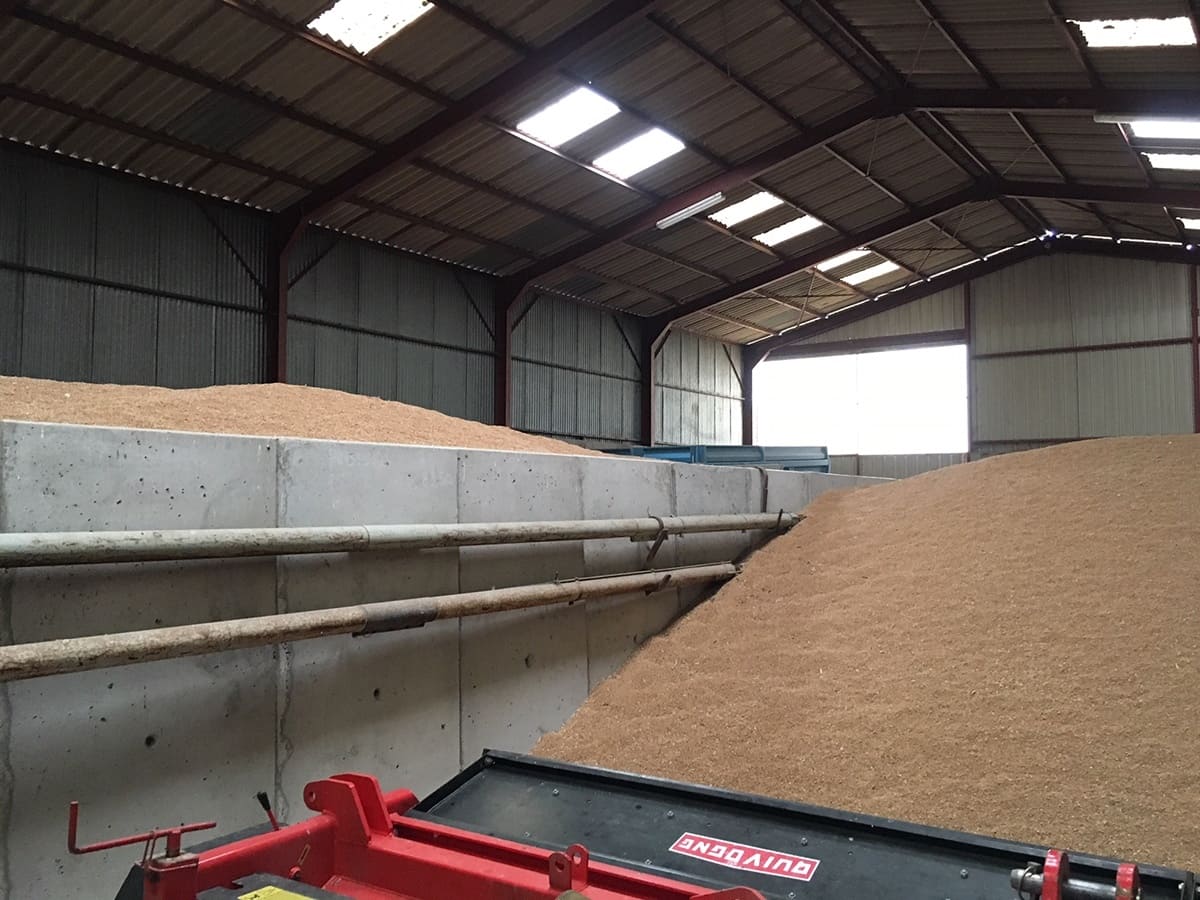 Stock d'engrais solide dans un hangar