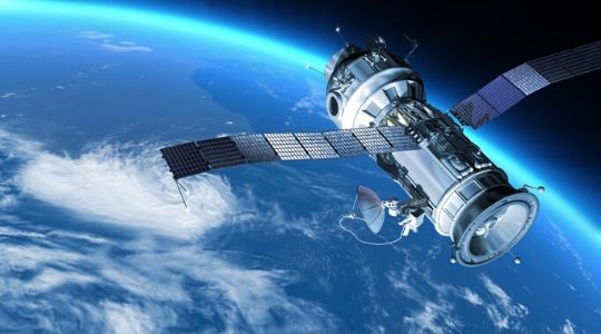 Satellite au dessus de la Terre dans l'espace