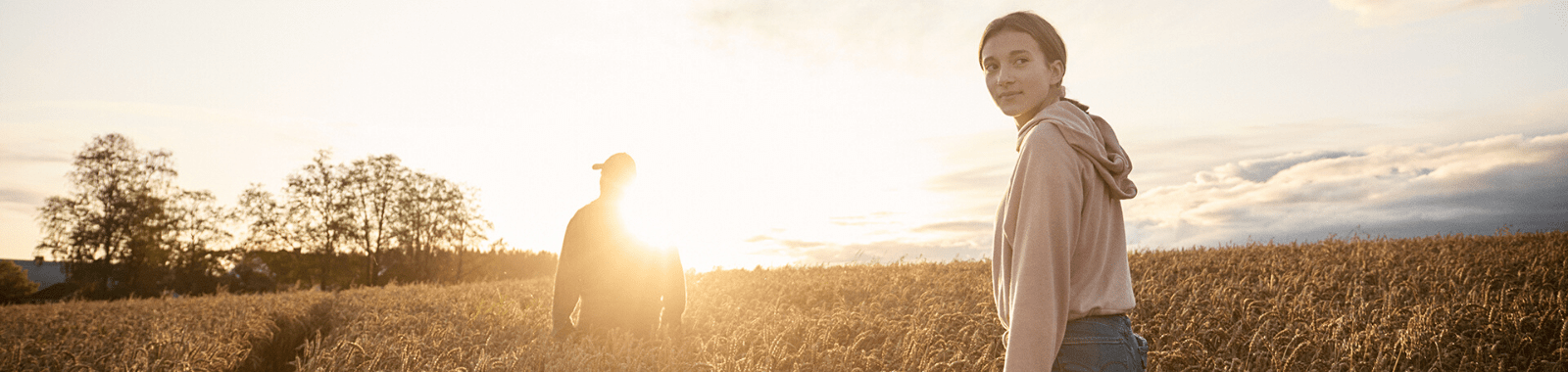 Une jeune fille dans un champ de blé