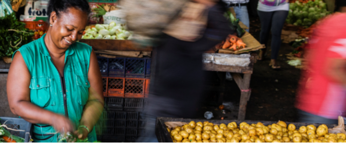 Une femme dans un marché