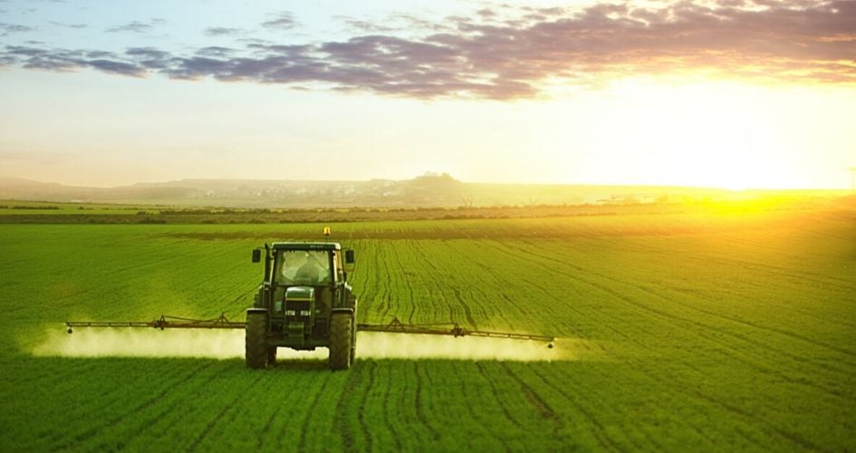 Un agriculteur épand des engrais sur son champ