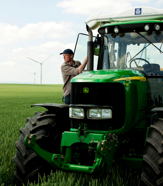 Un tracteur équipé de l'outil Yara N-Sensor dans un champ de blé