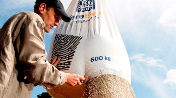 Homme vidant un sac Yara