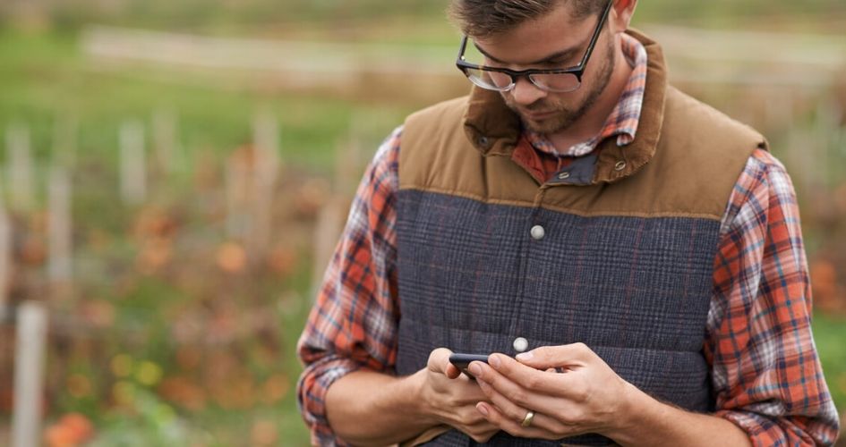 Un agriculteur regarde son portable